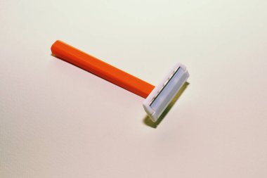 beyaz arkaplanda turuncu tek bıçaklı jilet