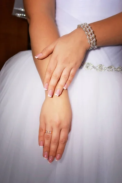結婚指輪を背景にした花嫁の手 ロイヤリティフリーのストック画像
