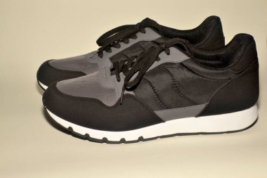 Beyaz tabanlı siyah ayakkabılar beyaz arkaplanda izole edilmiş.