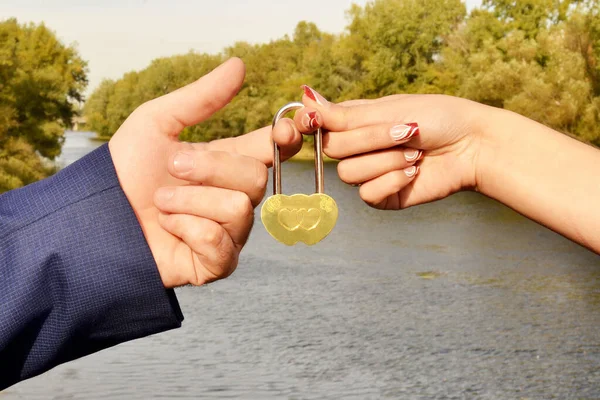 Manos Los Recién Casados Sostienen Signo Romántico Candado Amor —  Fotos de Stock