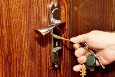 Anahtar kapı kilidine yerleştirildi.