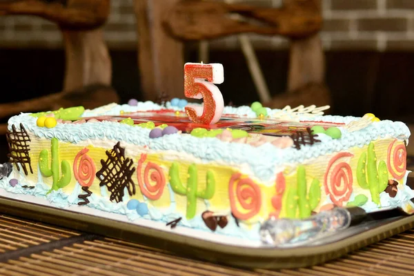 Tort Urodzinowy Dla Pięciolatka — Zdjęcie stockowe