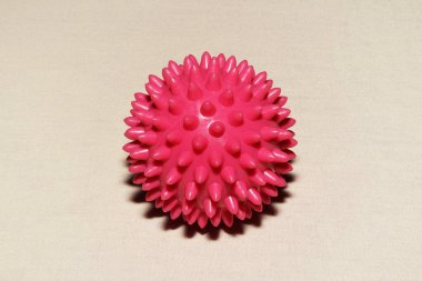 Açık arkaplanda pembe masaj topu