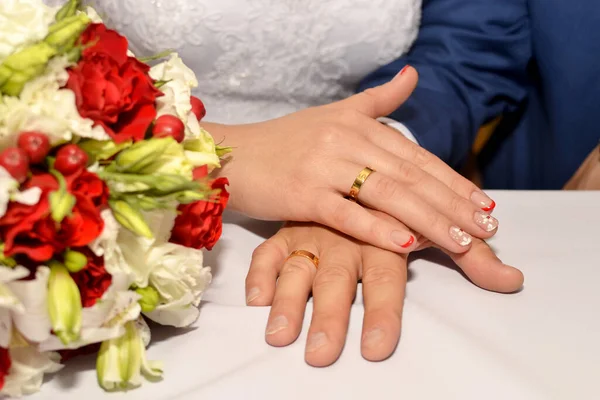 Menyasszony Tenyere Jegygyűrűvel Vőlegény Tenyerén Nyugszik — Stock Fotó