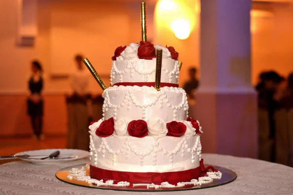 Gâteau Mariage Décoré Fleurs Rouges — Photo