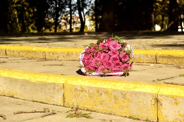 Buquê Noiva Encontra Nos Passos Dia Casamento Parque Romance — Fotografia de Stock