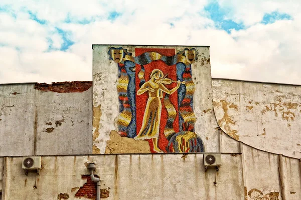 Girl Violin Old Ruined Mosaic Building — Stock Photo, Image