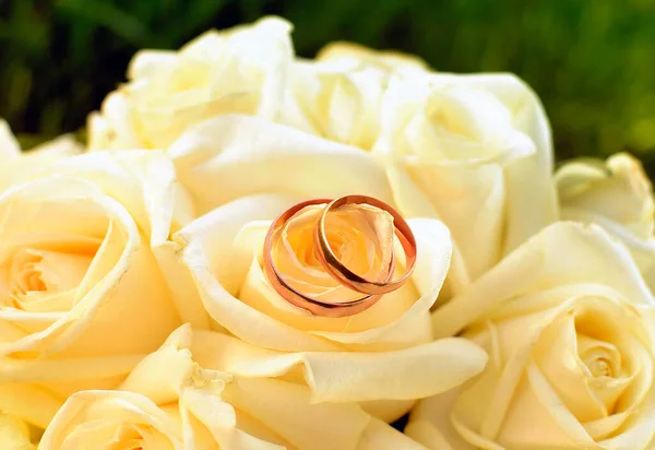 Anéis Casamento Ouro Rosas Brancas — Fotografia de Stock