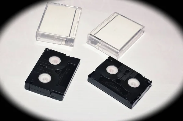 Duas Mini Videotapes Fundo Branco Com Uma Vinheta Preta — Fotografia de Stock