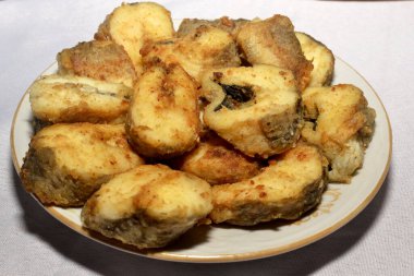 Tabağa serilmiş taze kızarmış balık.