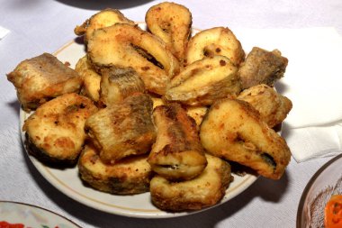 Dilimlenmiş balık tabakta hazır.