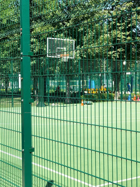 Міському Парку Розташований Баскетбольний Майданчик Зеленню — стокове фото