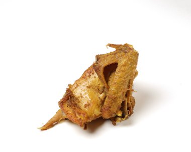 Endonezya baharatlı kızarmış tavuk, izole edilmiş beyaz arka plan. Kızarmış tavuk budu ve tavuk göğsü portresi..