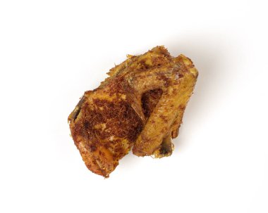 Endonezya baharatlı kızarmış tavuk, izole edilmiş beyaz arka plan. Kızarmış tavuk budu ve tavuk göğsü portresi..