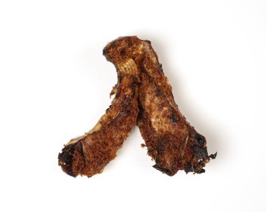 Sambel iwak pe (vatoz) or pengray. Endonezya mutfağı. Bir tutam Sambal ve yanında salatalık dilimleri, kızarmış patlıcan, tempeh, soya peyniri gibi taş tabakta sambal ile servis edilen tenekeler..