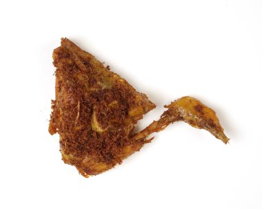 Endonezya baharatlı kızarmış tavuk, izole edilmiş beyaz arka plan. Kızarmış tavuk budu ve tavuk göğsü portresi..