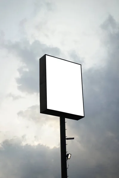 Квадратный Билборд Красивыми Пасмурными Облаками Заднем Плане Табличка Возвышается Высоким — стоковое фото
