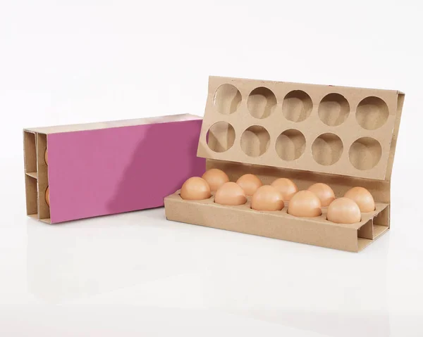 纸箱蛋盒 鸡蛋在白色背景上分离 有快捷方式 这些健康彩蛋通常用于广告或促销材料 — 图库照片