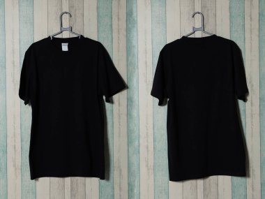 Duvarda asılı siyah gömlek. Boş siyah tişörtü olan özel bir askı. Boş siyah tişört şablonu, iki taraftan, tasarım için..