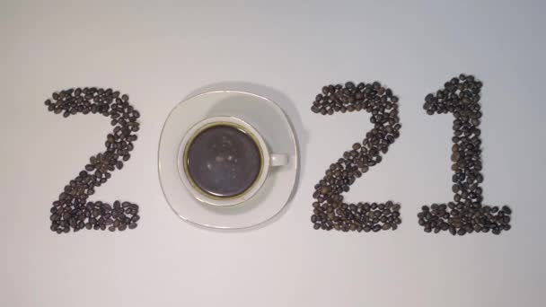 Τακτοποιημένοι Κόκκοι Καφέ Σχηματίζουν Τον Αριθμό 2021 Για Καλωσορίσουν Νέο — Αρχείο Βίντεο