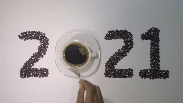 Szépen Elrendezett Kávébabok Alkotják 2021 Számot Hogy Üdvözöljék Évet Egy — Stock videók