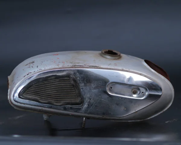Silvertank Historisk Motorcykel Motorcykel Bränsletank Silver Vintage Isolerad Svart Bakgrund — Stockfoto