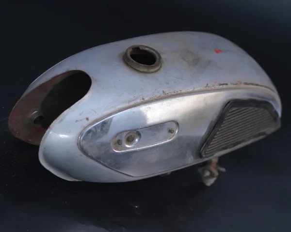 Silvertank Historisk Motorcykel Motorcykel Bränsletank Silver Vintage Isolerad Svart Bakgrund — Stockfoto