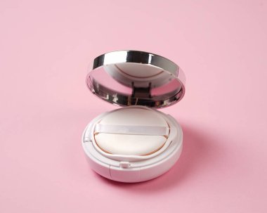 Makyaj tozu. Aynalı beyaz plastik kutuda gerçekçi kozmetik tozu. Pembe arka planda izole edilmiş. Üst Manzara. Lüks makyaj tozu reklamları, illüstrasyon tasarımı. Mokup pudralığı