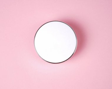 Makyaj tozu. Aynalı beyaz plastik kutuda gerçekçi kozmetik tozu. Pembe arka planda izole edilmiş. Üst Manzara. Lüks makyaj tozu reklamları, illüstrasyon tasarımı. Mokup pudralığı
