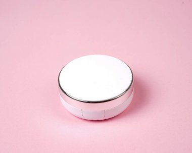 Makyaj tozu. Aynalı beyaz plastik kutuda gerçekçi kozmetik tozu. Pembe arka planda izole edilmiş. Üst Manzara. Lüks makyaj tozu reklamları, illüstrasyon tasarımı. Mokup pudralığı
