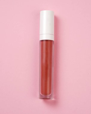 Sıvı ruj, beyaz kapaklı zarif cam şişede dudak parlatıcısı. Mevsimin moda renkleri. Dudak parlatıcının dokusu beyaz arkaplanda izole edilmiş. Dekoratif kozmetik ürün için paketlerin maketi. 