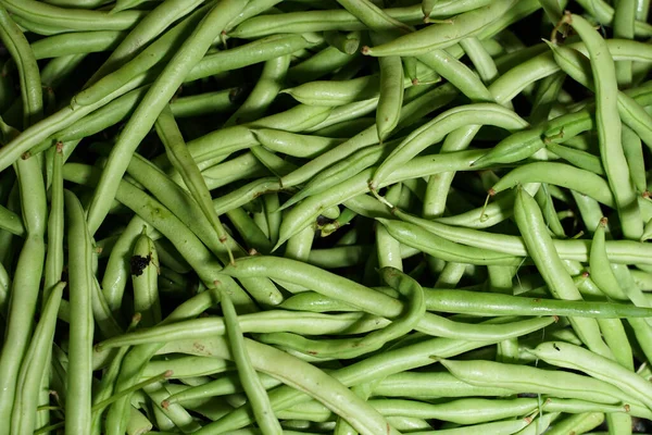 市场上大量新鲜收获的绿豆 这种蔬菜通常用作食品配菜 豆类可以作为一种抽象的背景 蔬菜的调味和设计 — 图库照片