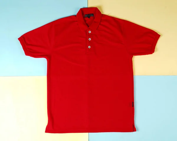 色のついたシャツは テンプレート フロントとバックビュー 隔離された背景 空白の赤と黄色のポロシャツをモックします ポロシャツのデザイン テンプレート モックアップ Print — ストック写真