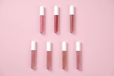 Sıvı ruj, beyaz kapaklı zarif cam şişede dudak parlatıcısı. Mevsimin moda renkleri. Dudak parlatıcının dokusu beyaz arkaplanda izole edilmiş. Dekoratif kozmetik ürün için paketlerin maketi. 