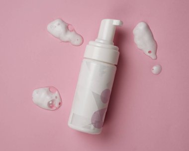 Pompalı sabun şişeleri pembe arka planda izole edilmiş. Farklı kapaklı kozmetik plastik şişe (sprey, sprey pompa). Jöle, losyon, krem, şampuan, banyo köpüğü için sıvı kap..