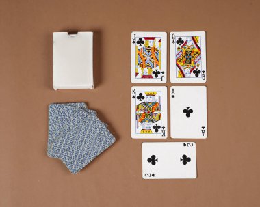 Poker oyunu. Poker seti, kahverengi arka planda izole edilmiş kartlar. Poker kartları, tam deste. Poker kartlarının klasik tasarımı.