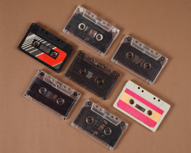 Bir sürü renkli ses kaset kaseti. Birkaç yıl öncesinin antika ses kasedi hala gayet iyi çalışıyor. Ses kaydı ve ses kaset çalma biçiminin modası geçmiş teknolojisi, üst görünüm.