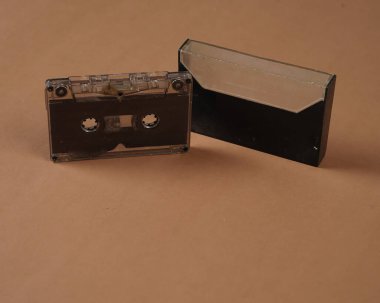 Bir sürü renkli ses kaset kaseti. Birkaç yıl öncesinin antika ses kasedi hala gayet iyi çalışıyor. Ses kaydı ve ses kaset çalma biçiminin modası geçmiş teknolojisi, üst görünüm.