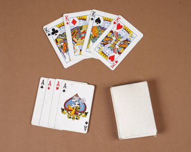 Poker oyunu. Poker seti, kahverengi arka planda izole edilmiş kartlar. Poker kartları, tam deste. Poker kartlarının klasik tasarımı.