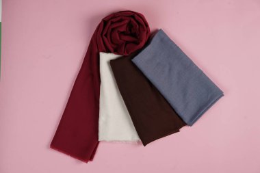 Duvak kırmızı, beyaz, gri ve kahverengi. Renkli kumaşların mükemmel bir kombinasyonu. İnce kumaş dokusu genelde moda malzemelerinde kullanılır. Tasarım şablonu için kumaş modeli. Boş peçe kumaşı