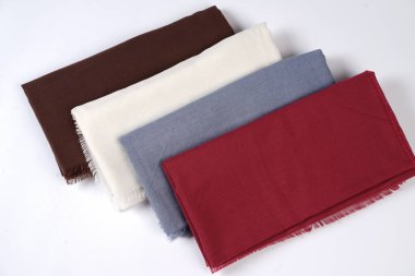 Duvak kırmızı, beyaz, gri ve kahverengi. Renkli kumaşların mükemmel bir kombinasyonu. İnce kumaş dokusu genelde moda malzemelerinde kullanılır. Tasarım şablonu için kumaş modeli. Boş peçe kumaşı