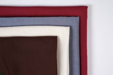 Duvak kırmızı, beyaz, gri ve kahverengi. Renkli kumaşların mükemmel bir kombinasyonu. İnce kumaş dokusu genelde moda malzemelerinde kullanılır. Tasarım şablonu için kumaş modeli. Boş peçe kumaşı