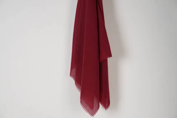 Bufanda Roja Colgada Pared Textura Tela Delgada Utiliza Comúnmente Para — Foto de Stock