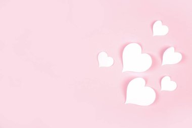 Pembe arka plana yapıştırılmış kalp şeklinde kağıt. Mutlu kadınlar için sevgi amblemi, sevgili anne, doğum günü kartları ve sevgililer günü selamlama tasarımları. Sevgililer Günü geçmişleri. Aşkımızı iletmek için şablonlar.