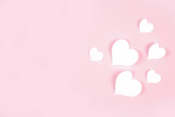 Papel Forma Corazón Pegado Sobre Fondo Rosa Emblema Amor Para —  Fotos de Stock