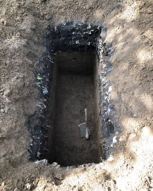 Cesetleri gömmek için bir mezar yeri.