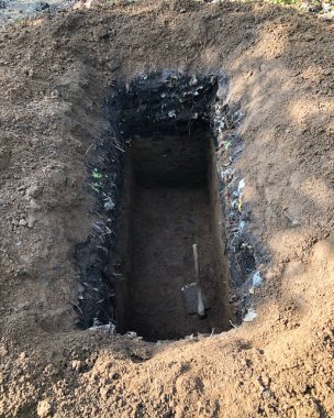 Cesetleri gömmek için bir mezar yeri.