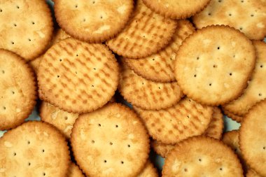 Bisküviler onları pişirerek yapılan gevrek bir atıştırmalık ürünüdür. Çeşitli bisküviler, arkaplan olarak uygun güzel bir görüntü yaratmak için eşsiz biçimlerde düzenlenmiştir. Masaüstü ve telefon için Bisküvi duvar kağıtları.