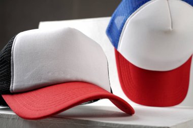 Renkli bir beyzbol şapkasının yakın çekimi. Kafanızı ultraviyole ışınlardan korumak için dışarı çıktığınızda şapkalar kullanılır. Her gün için şapka. Renkli beyzbol şapkası modeli. Logoyu veya sloganı yerleştirmek için mükemmel.