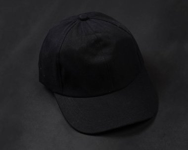 Renkli bir beyzbol şapkasının yakın çekimi. Kafanızı ultraviyole ışınlardan korumak için dışarı çıktığınızda şapkalar kullanılır. Her gün için şapka. Renkli beyzbol şapkası modeli. Logoyu veya sloganı yerleştirmek için mükemmel.